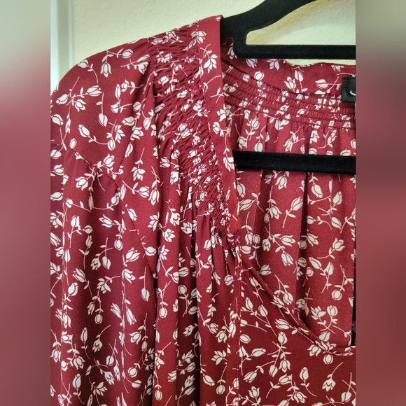 Justify Spilt Pleated Tie Neck Blouse Plus Size 3X Burgundy and White Floral - Picture 3 of 4